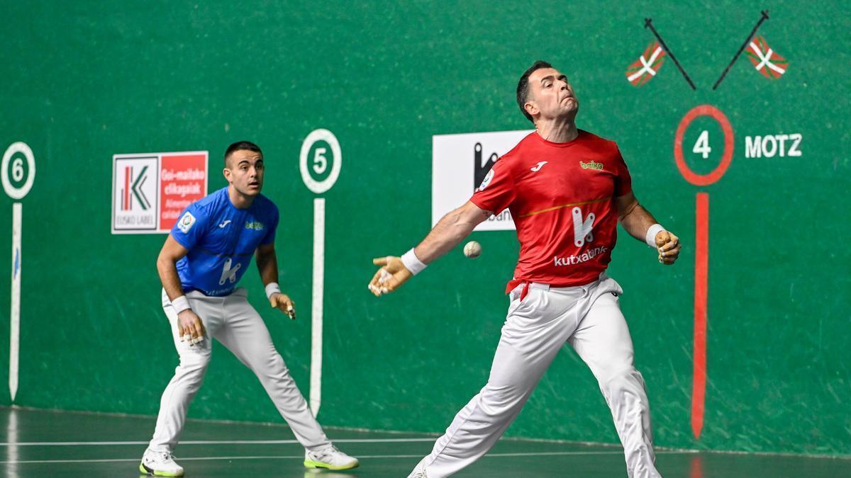 Jaka golpea la pelota ante la presencia de Larrazabal.