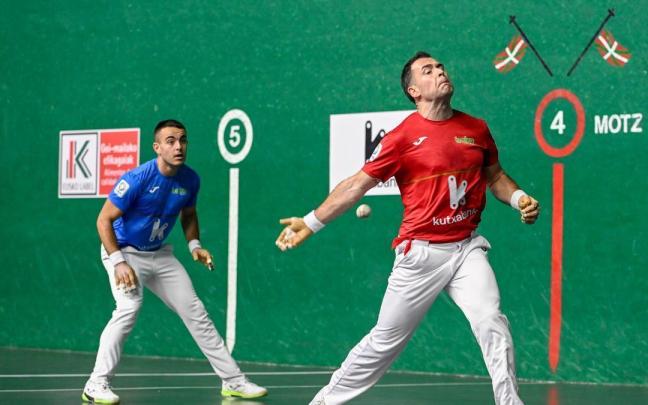 Jaka golpea la pelota ante la presencia de Larrazabal.