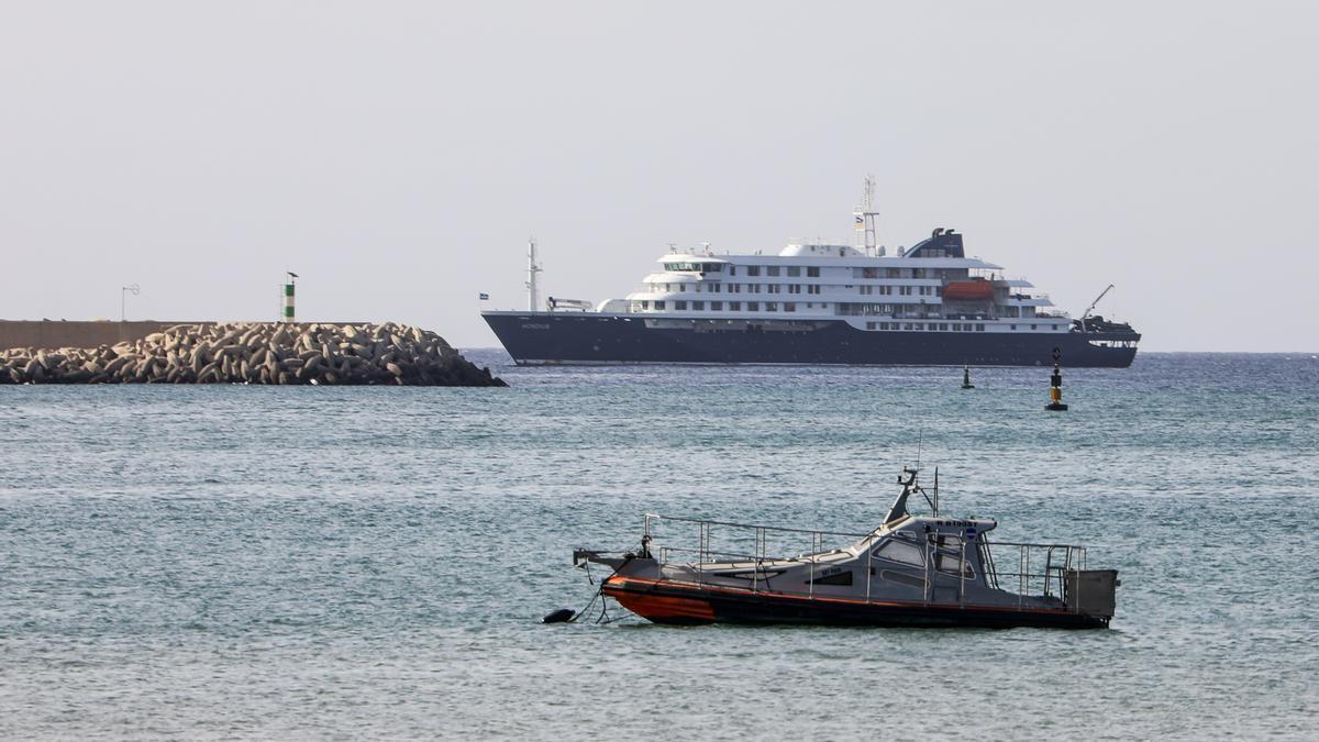 El crucero MV Hondius, anclado frente a la costa de Praia, en Cabo Verde.