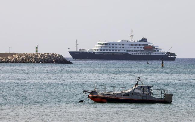 El crucero MV Hondius, anclado frente a la costa de Praia, en Cabo Verde.