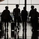 Viajeros en un aeropuerto.