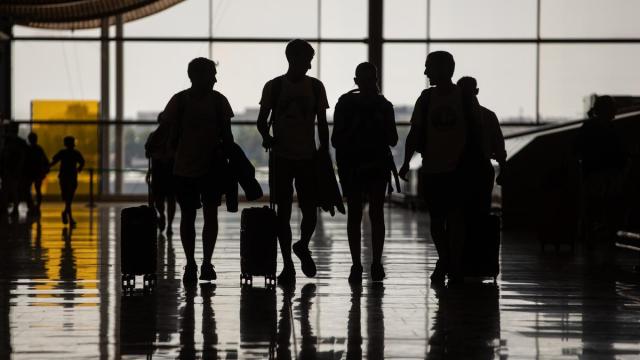 Viajeros en un aeropuerto.