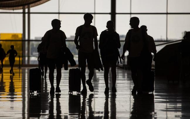 Viajeros en un aeropuerto.