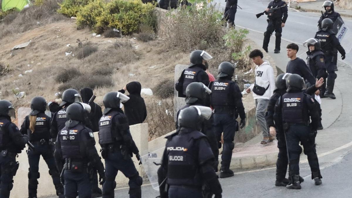 La Policía Nacional ha desalojado en Ceuta uno de los autobuses destinados al operativo de traslado de personas migrantes desde los asentamientos hasta el Centro de Atención Temporal de Extranjeros (CATE).