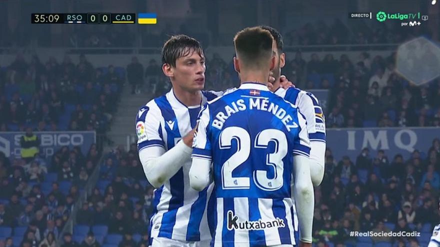Minuto 35: falta a favor y Le Normand ejerce de mensajero. Cambio de esquema a un 4-3-3 condicionado también por ese plan de buscar atacar el área desde la banda izquierda.