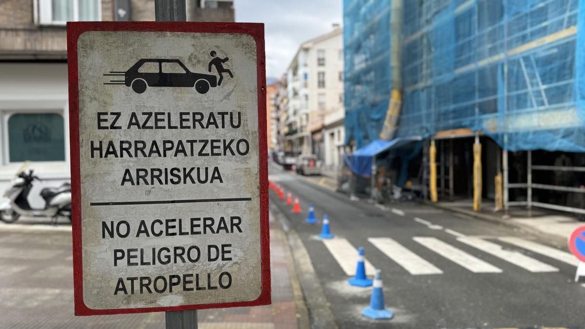 Señal instalada por los vecinos para advertir del riesgo de atropellos con alta velocidad.