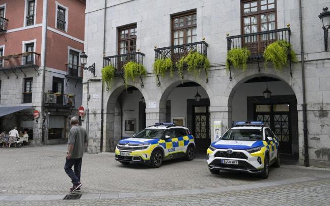 Vehículos de la Policía Municipal de Azpeitia en las inmediaciones de la comisaria.