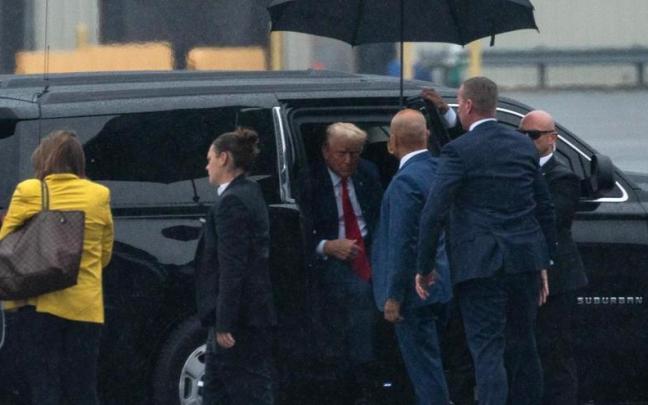 Trump abandona Washington tras comparecer ante el jurado. Trump abandona Washington tras comparecer ante el jurado.