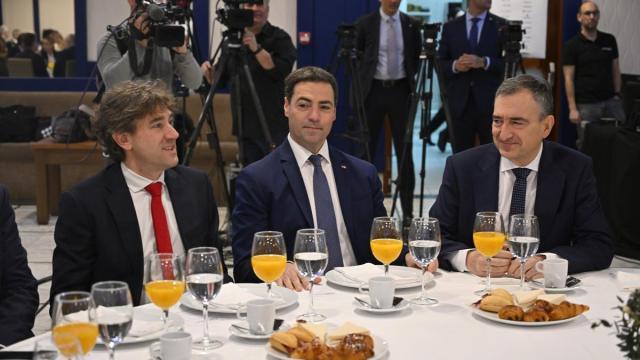 El secretario general del PSE, Eneko Andueza, con el lehendakari Pradales y el líder del EBB del PNV, Aitor Esteban, en un desayuno informativo