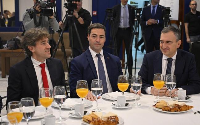 El secretario general del PSE, Eneko Andueza, con el lehendakari Pradales y el líder del EBB del PNV, Aitor Esteban, en un desayuno informativo