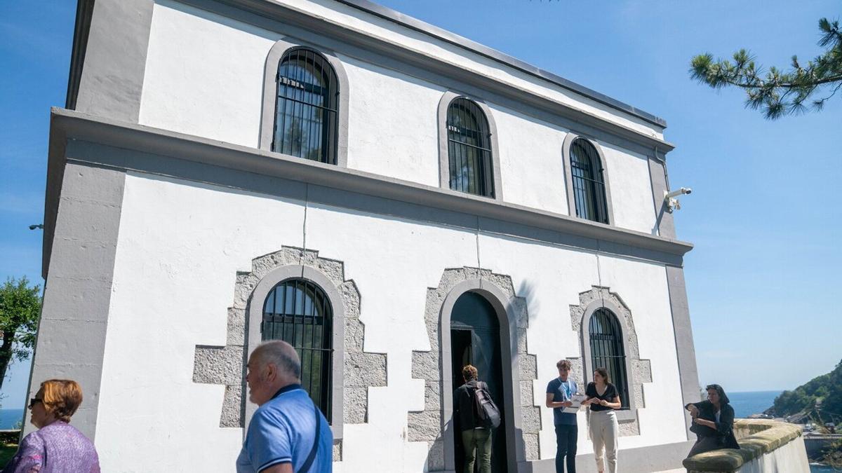 Casa del faro de la isla, que alberga la obra escultórica 'Hondalea', de Cristina Iglesias