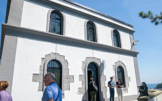 Casa del faro de la isla, que alberga la obra escultórica 'Hondalea', de Cristina Iglesias