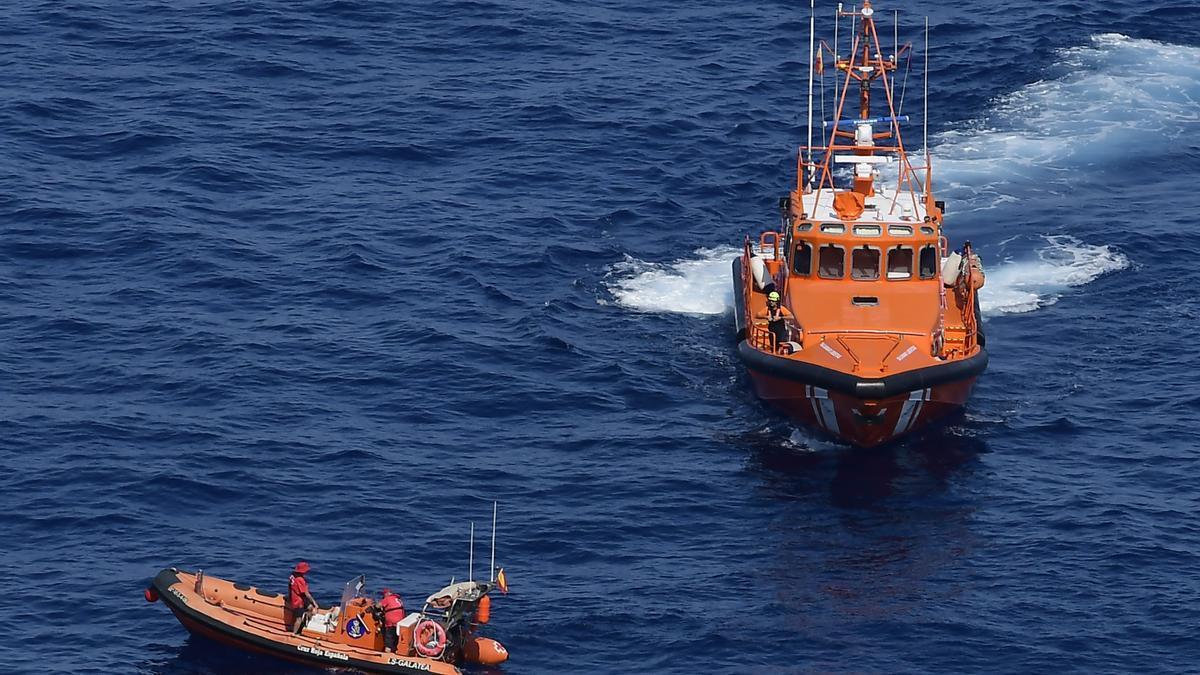 Dos embarcaciones del dispositivo de búsqueda de la avioneta caída al mar en Port de Sóller (Mallorca).