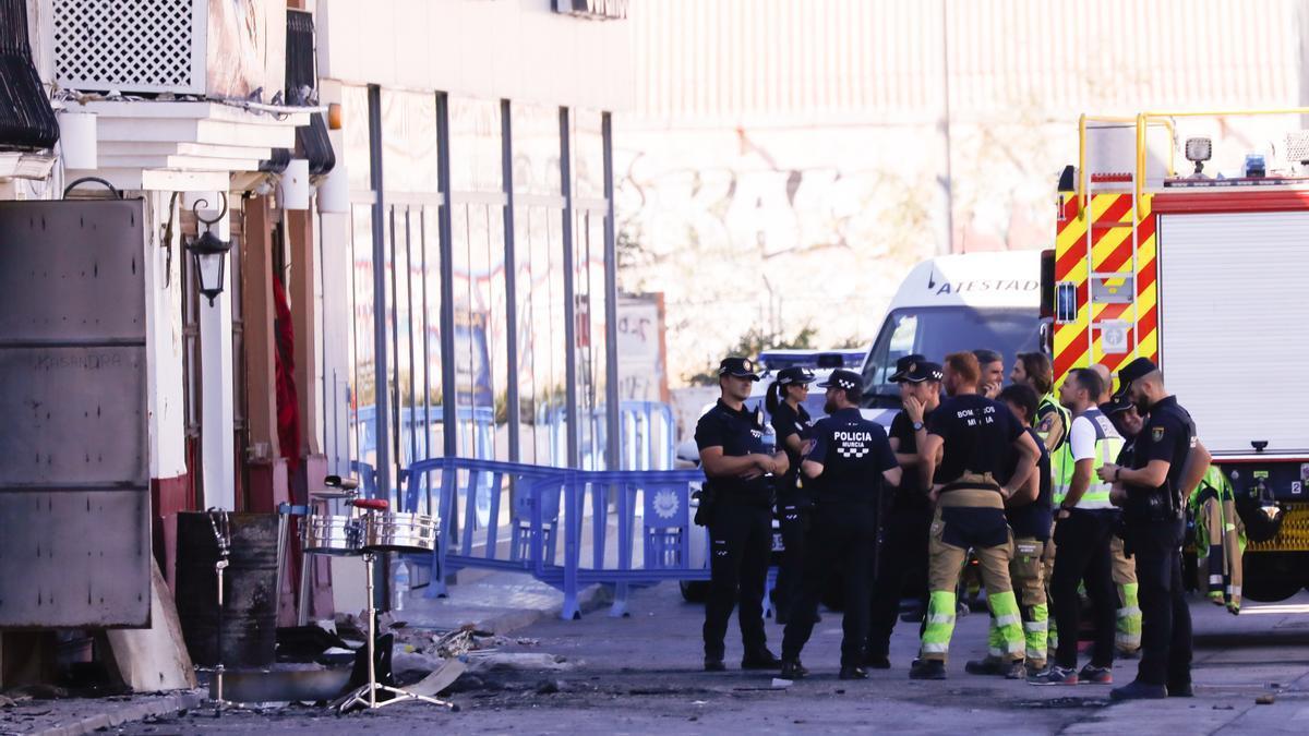 Policía Científica en las discotecas calcinadas en la zona de Atalayas de Murcia.
