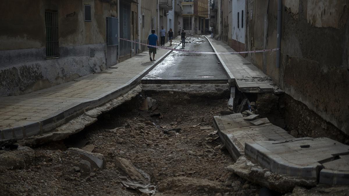 Una calle de Santa Bàrbara, en Tarragona, afectada por la DANA.