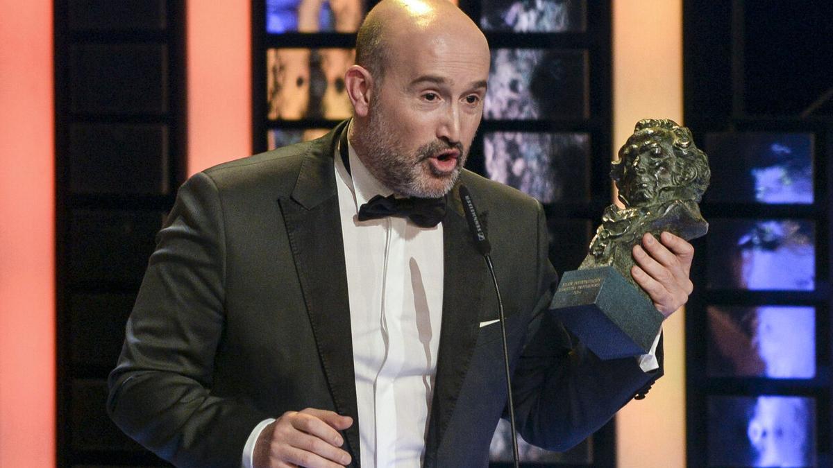 Recogiendo el Goya por 'Vivir es fácil con los ojos cerrados'.