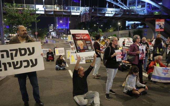 Ciudadanos presionan al Gobierno israelí para que negocie la liberación de los rehenes.