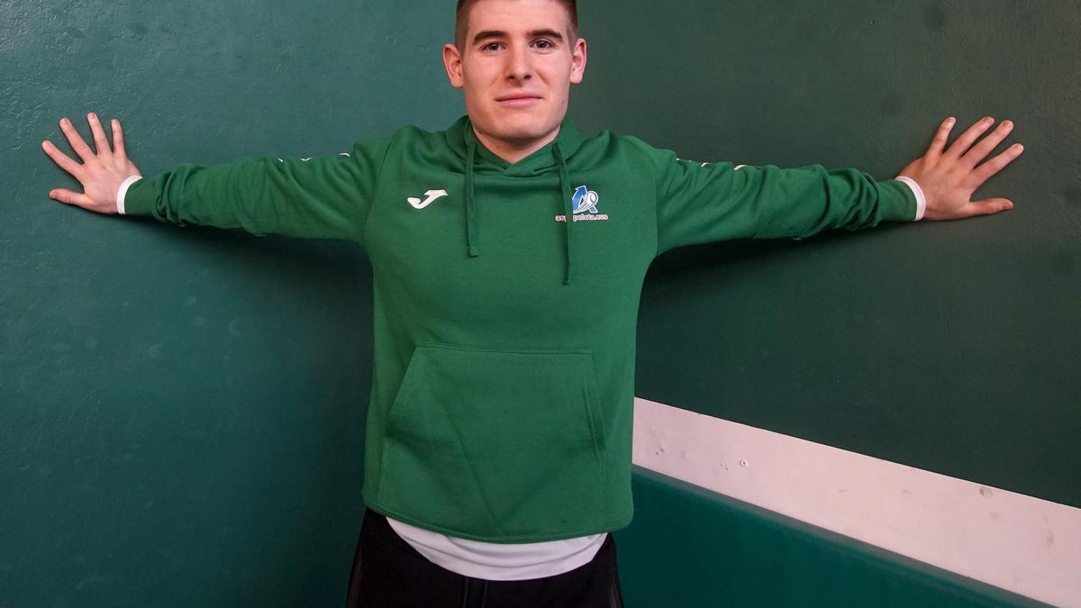 Beñat Apezetxea posa en el frontón de Goizueta.