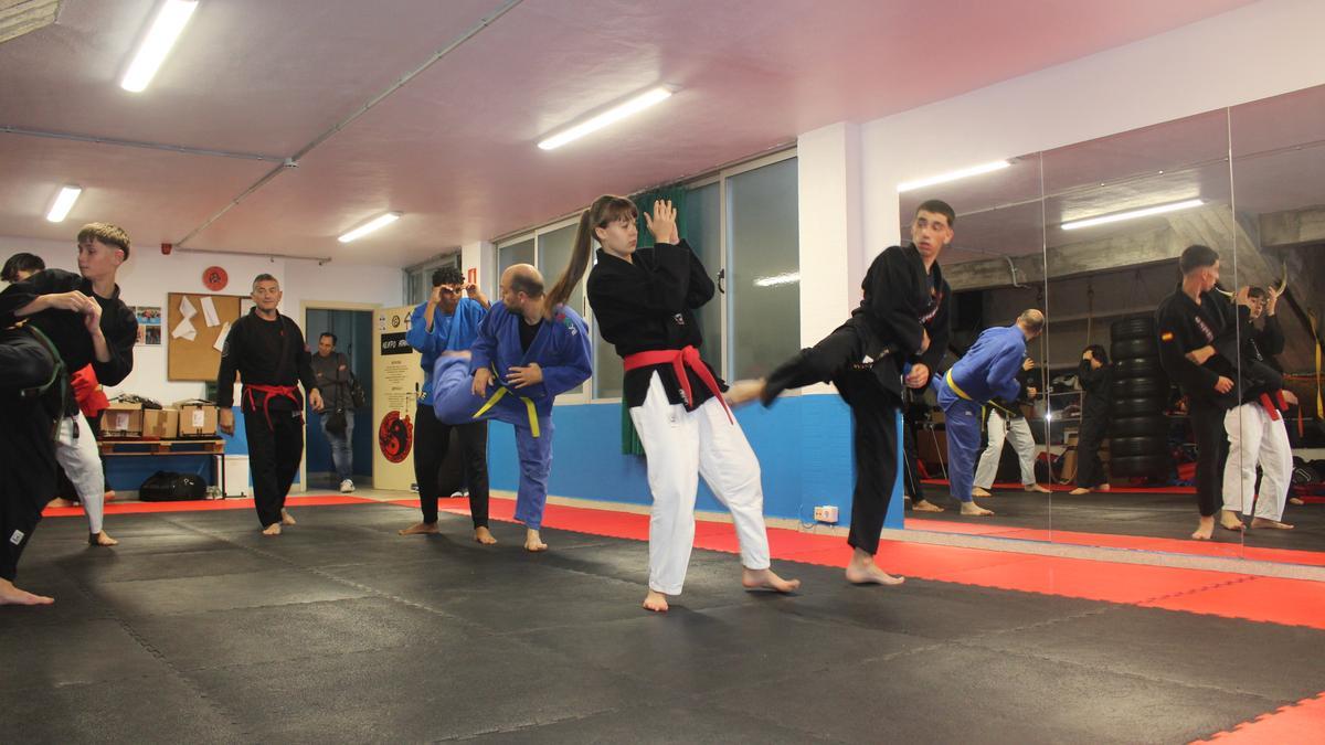 Un momento de la clase desarrollada el pasado lunes; jornada dedicada a los deportes de combate.
