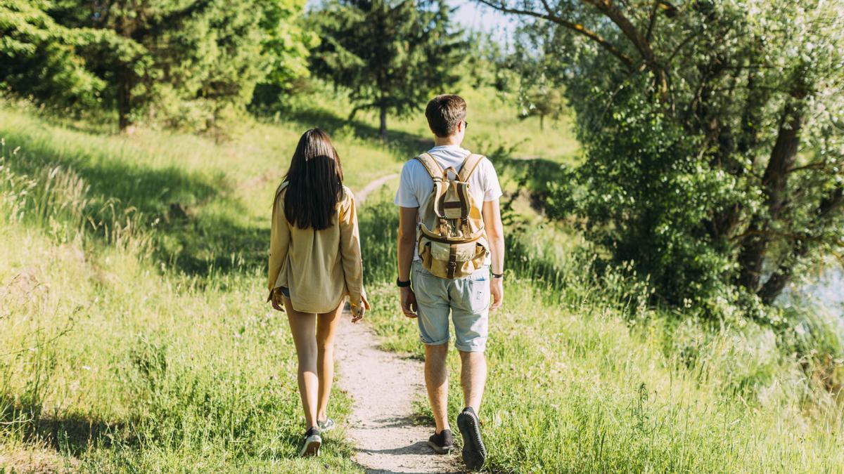 Personas caminando al aire libre.