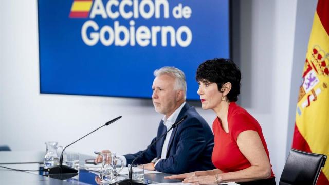 El ministro de Política Territorial y Memoria Democrática, Ángel Víctor Torres, y la ministra de Inclusión; Seguridad Social y Migraciones y portavoz del Gobierno, Elma Saiz.