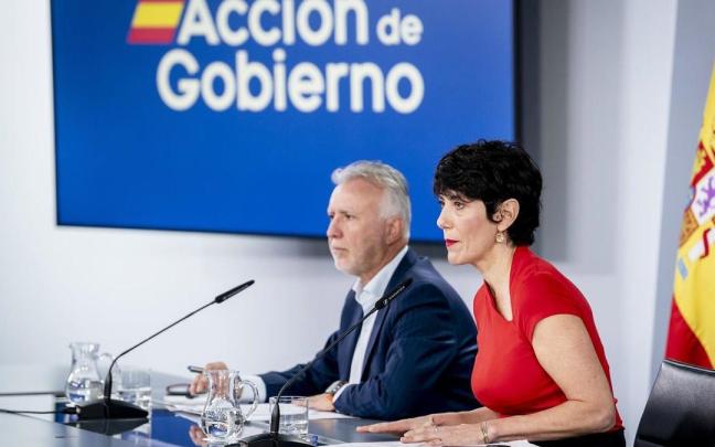 El ministro de Política Territorial y Memoria Democrática, Ángel Víctor Torres, y la ministra de Inclusión; Seguridad Social y Migraciones y portavoz del Gobierno, Elma Saiz.