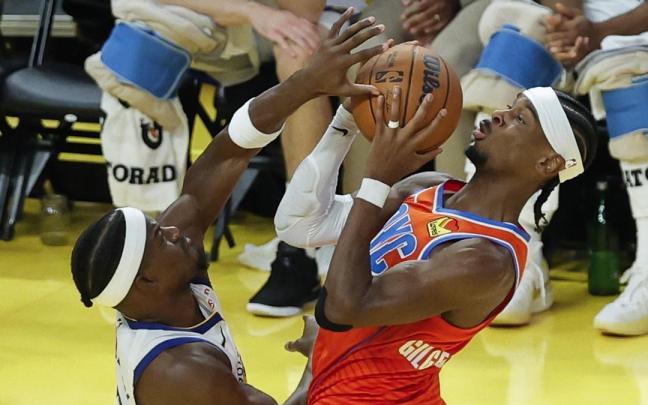 Shai Gilgeous-Alexander tratar de lanzar a canasta durante la última victoria, ante los Golden State Warriors.