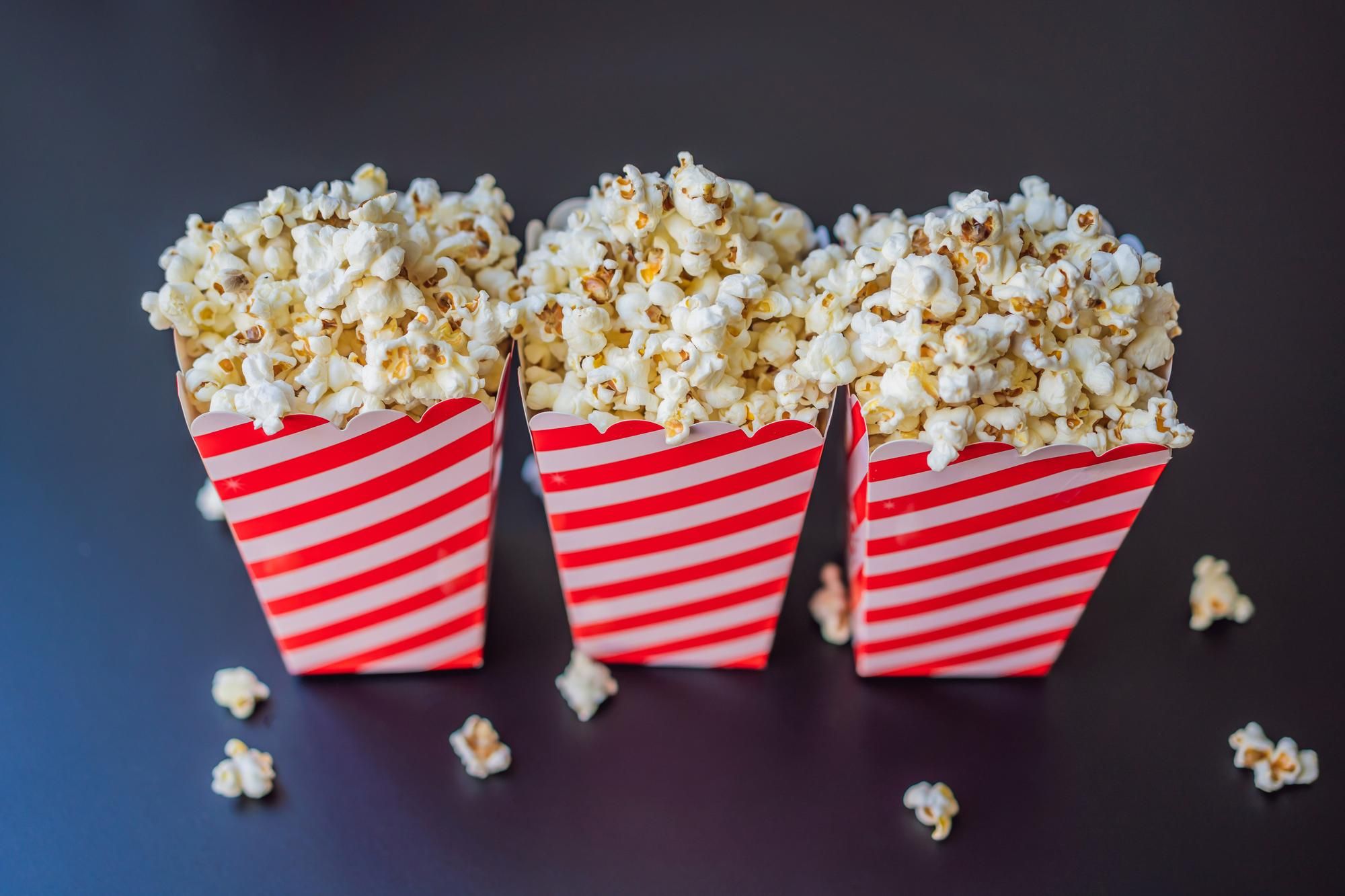 Tres cubos de palomitas.