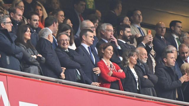 Jon Uriarte, en imagen al frente del palco durante el último partido jugado en San Mamés, contra el Betis./ JOSÉ MARI MARTÍNEZ