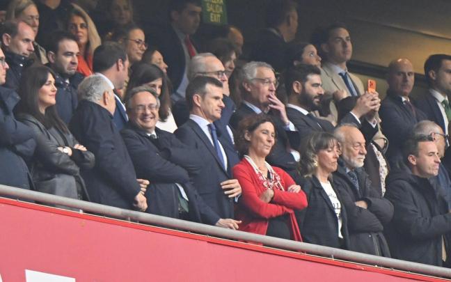 Jon Uriarte, en imagen al frente del palco durante el último partido jugado en San Mamés, contra el Betis./ JOSÉ MARI MARTÍNEZ