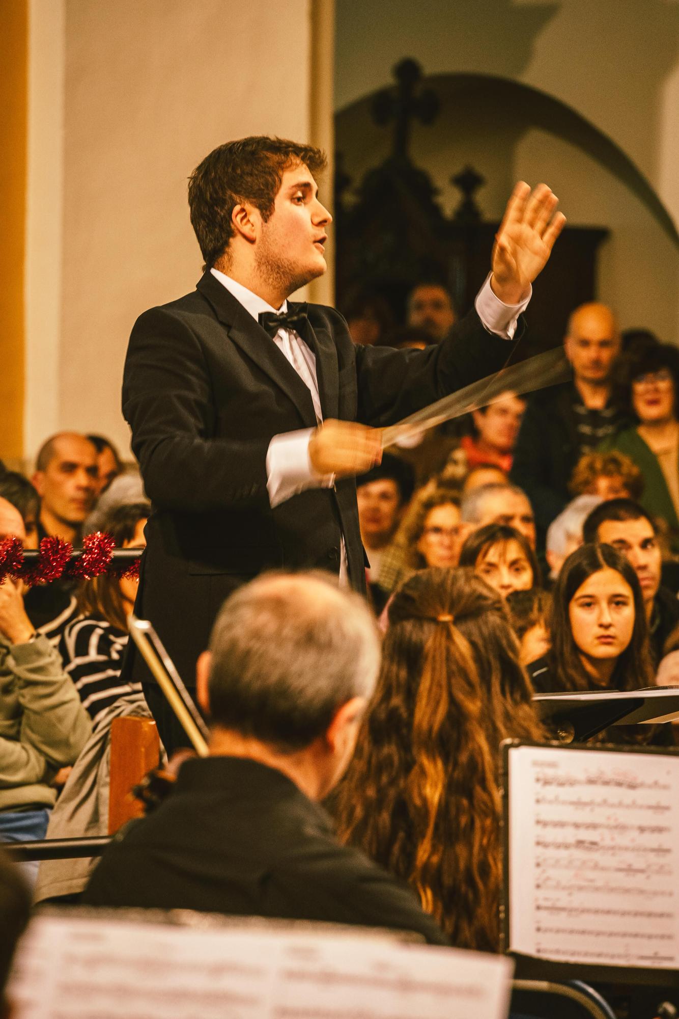 Txomin Maidagan dirigiendo un concierto.