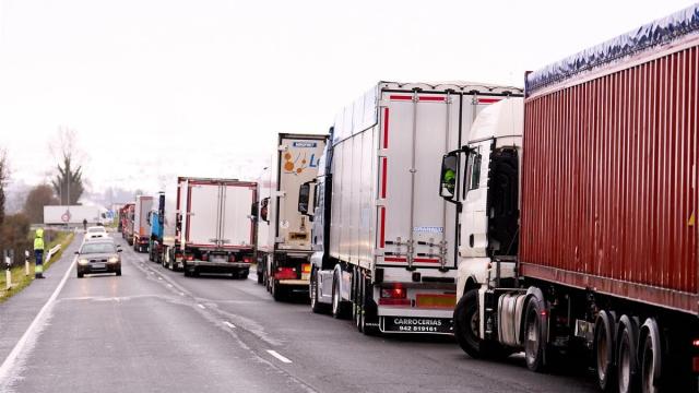 El pleno del Parlamento Europeo defiende reducir un 90% las emisiones de camiones y autobuses para 2040.