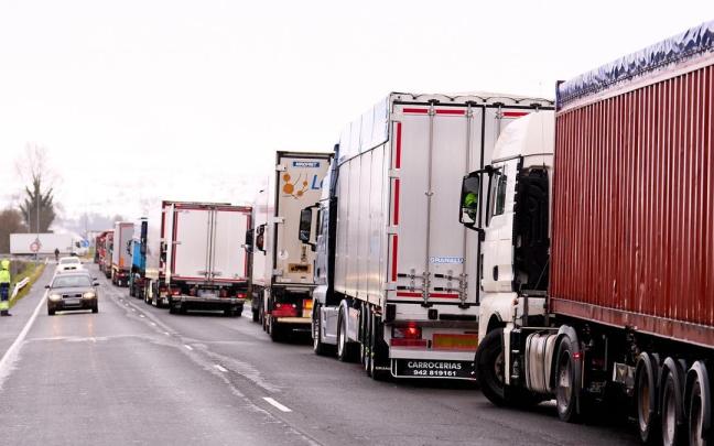 El pleno del Parlamento Europeo defiende reducir un 90% las emisiones de camiones y autobuses para 2040. El pleno del Parlamento Europeo defiende reducir un 90% las emisiones de camiones y autobuses para 2040.