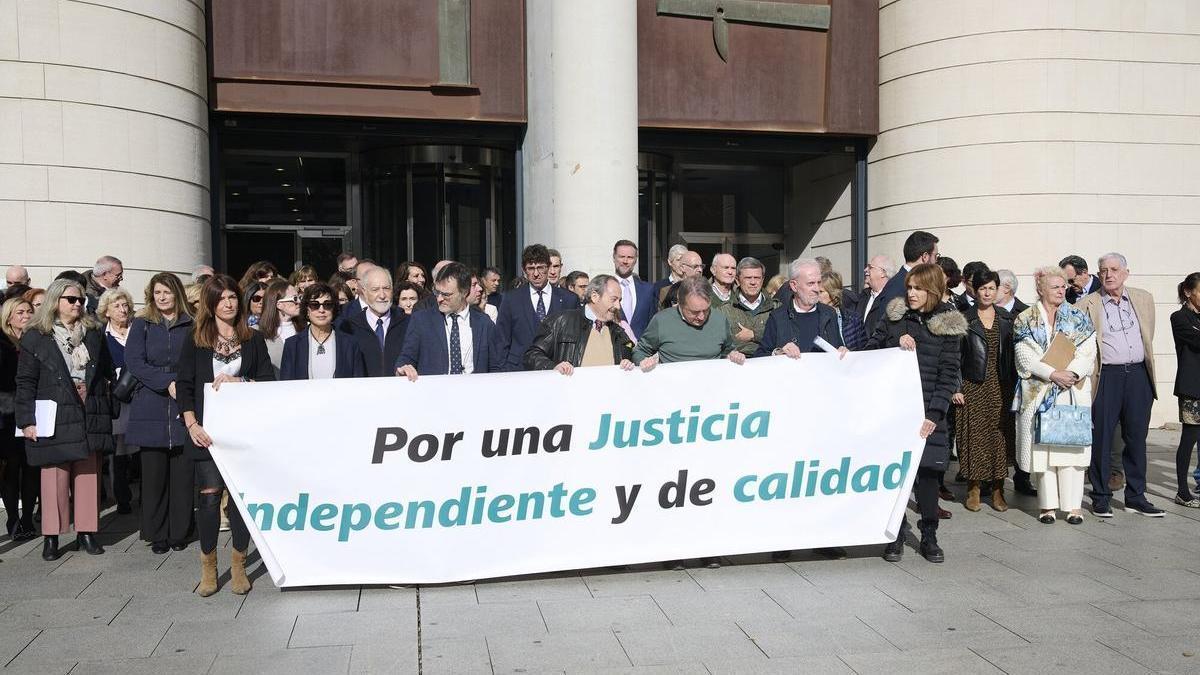 Concentración de jueces, fiscales, abogados o procuradores en una manifestación ante el TSJN.