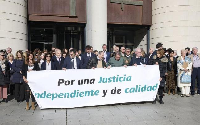 Concentración de jueces, fiscales, abogados o procuradores en una manifestación ante el TSJN.
