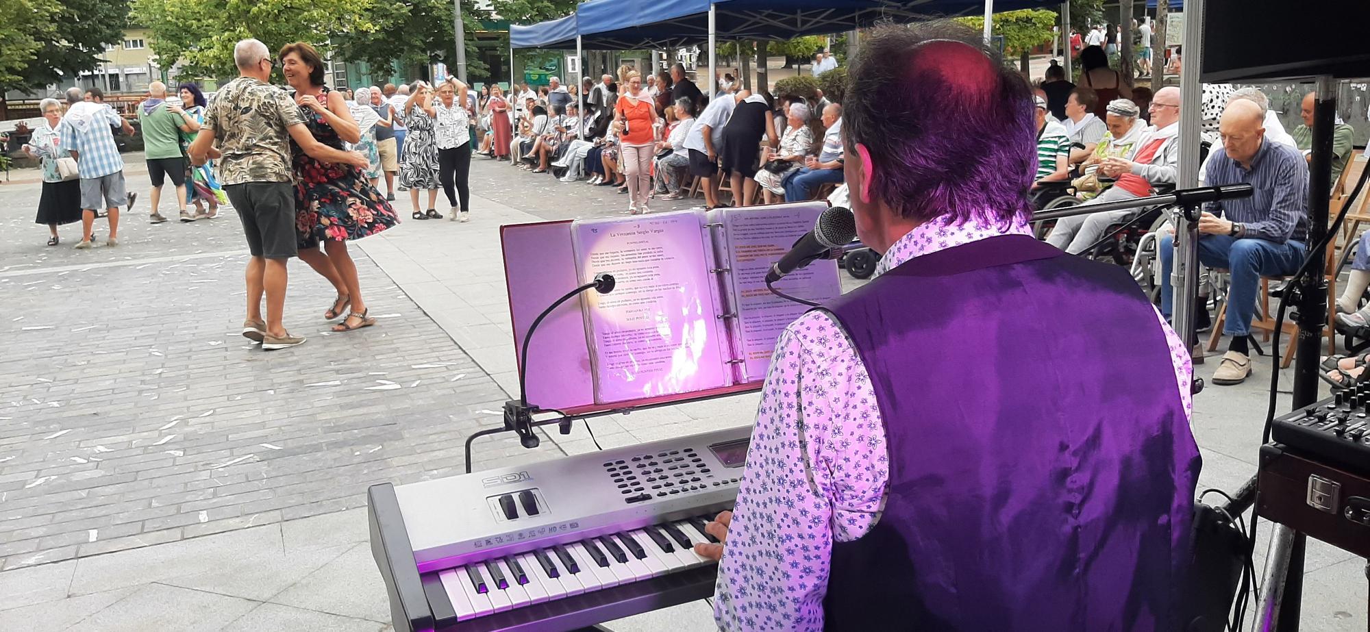 Bailables con Iñaki Otegi en el lunch de la plaza