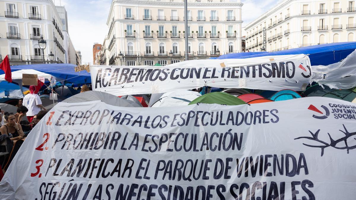 Decenas de personas continúan acampadas en la Puerta del Sol.