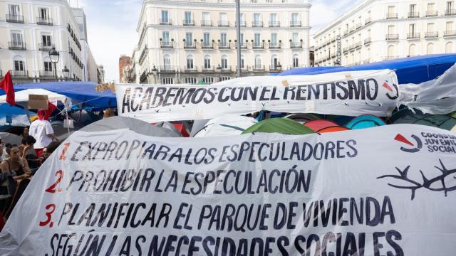 Decenas de personas continúan acampadas en la Puerta del Sol.
