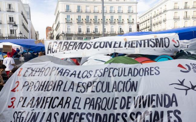 Decenas de personas continúan acampadas en la Puerta del Sol.