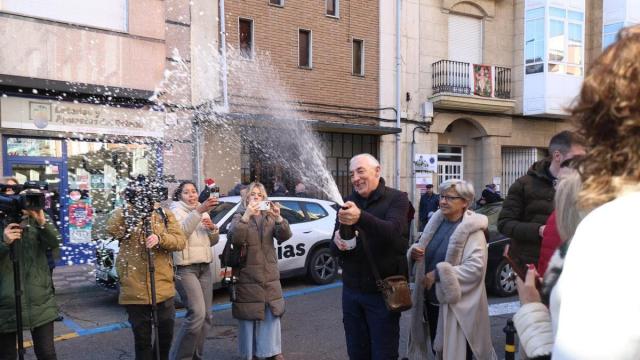 Agraciados con el ‘Gordo’ de la lotería en la provincia de León celebran su suerte.