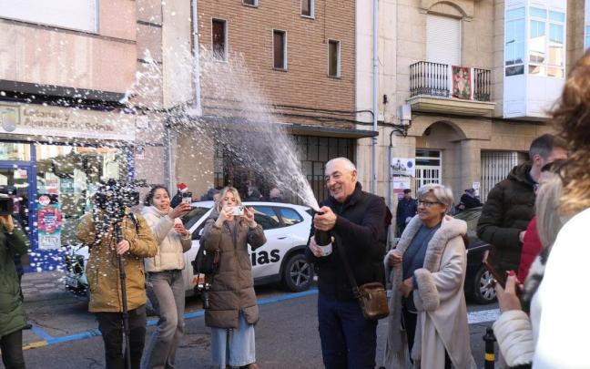 Agraciados con el ‘Gordo’ de la lotería en la provincia de León celebran su suerte.