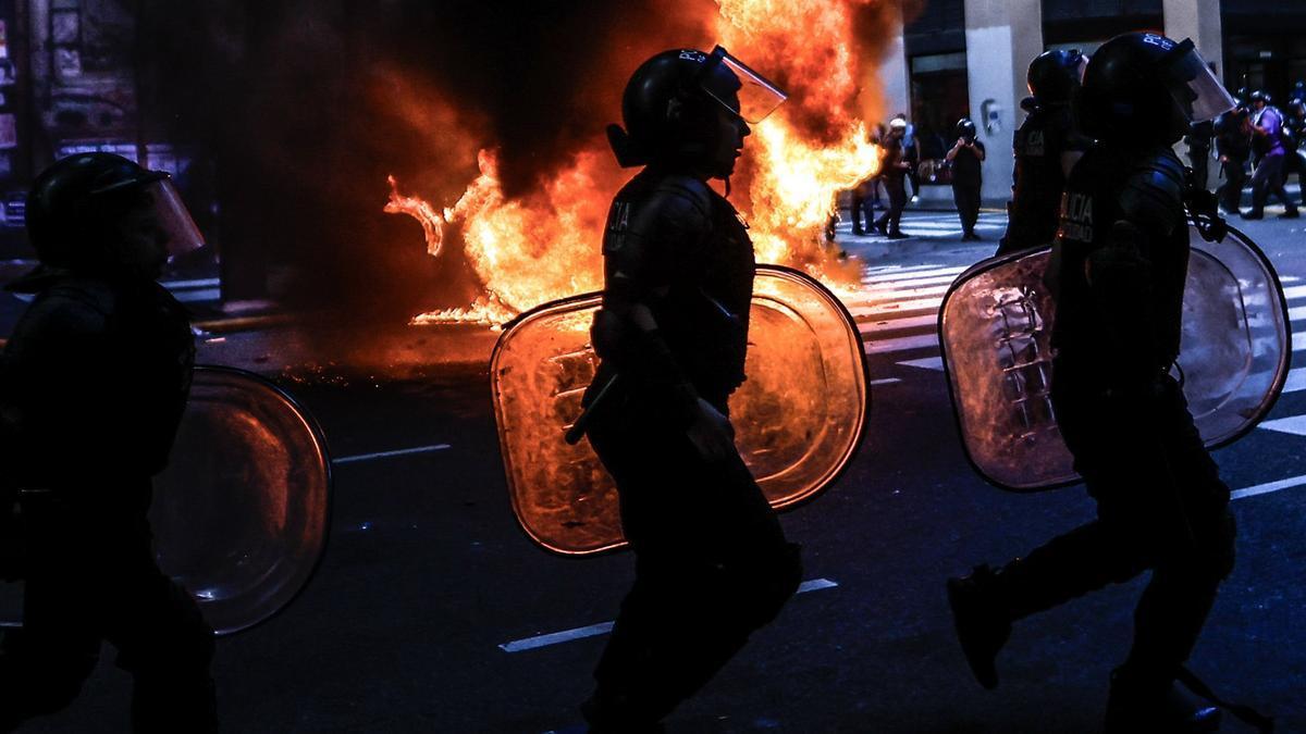 Disturbios a las puertas del congreso argentino.