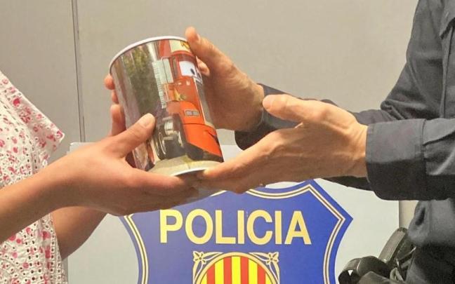 Los agentes devuelven la hucha a su propietaria.