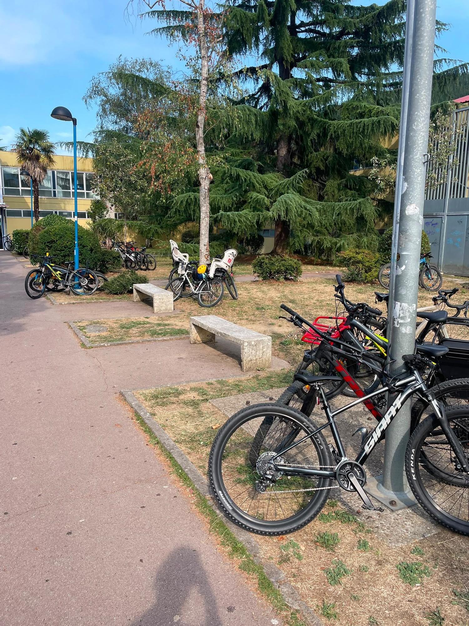 Imagen habitual en las últimas semanas en el exterior del polideportivo de Musakola, con bicicletas estacionadas en las zonas verdes debido a que los aparcabicis existentes habían alcanzado su capacidad máxima.