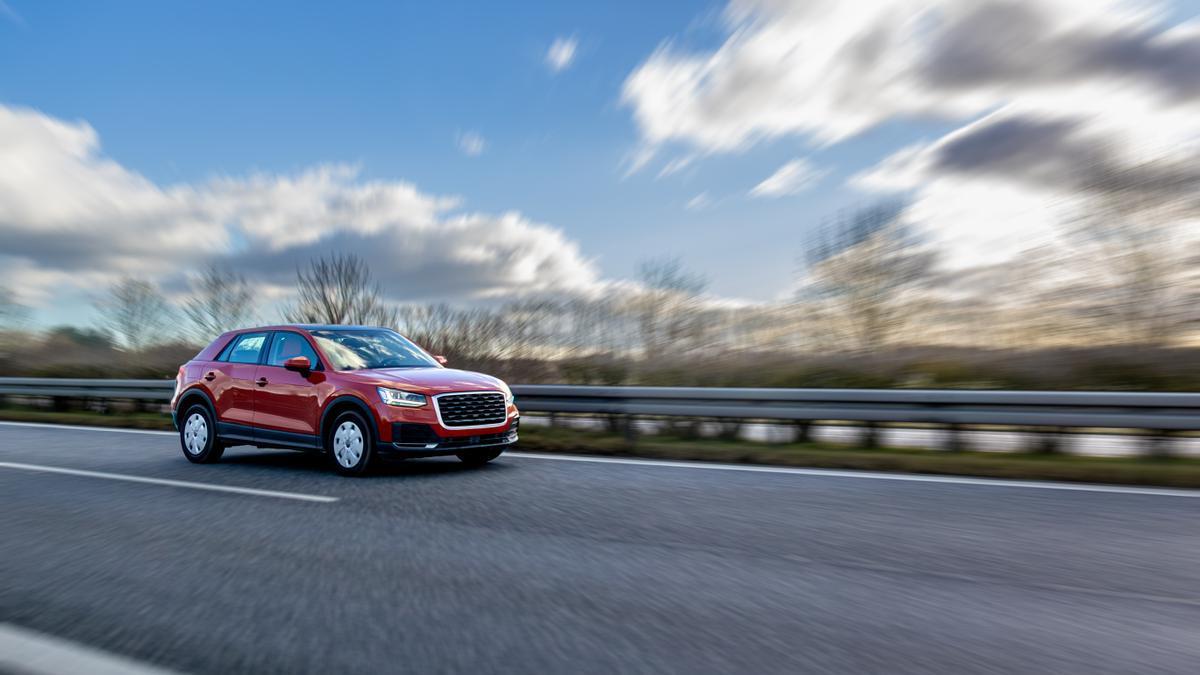 Un coche circula por una carretera.