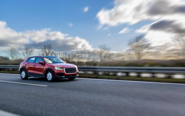 Un coche circula por una carretera.