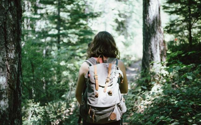 Una mujer haciendo senderismo.
