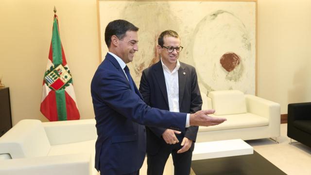 El lehendakari Pradales invita a tomar asiento a Pello Otxandiano, de EH Bildu