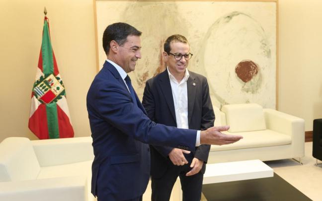 El lehendakari Pradales invita a tomar asiento a Pello Otxandiano, de EH Bildu