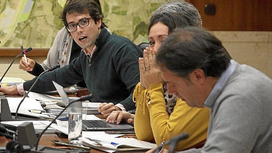 Iñaki García Calvo toma la palabra en una comisión durante su etapa como concejal del PP